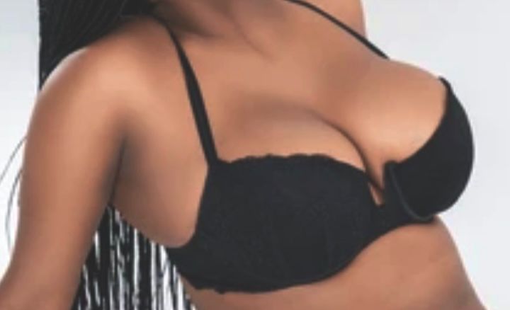 קלי- חיפה- אפריקאית תיירת מבנה גוף סקסי
