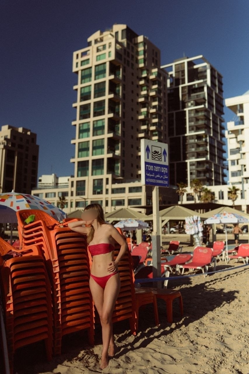 קרוליינה – בתל אביב – בת 32 בחורה מפנקת כוסית על
