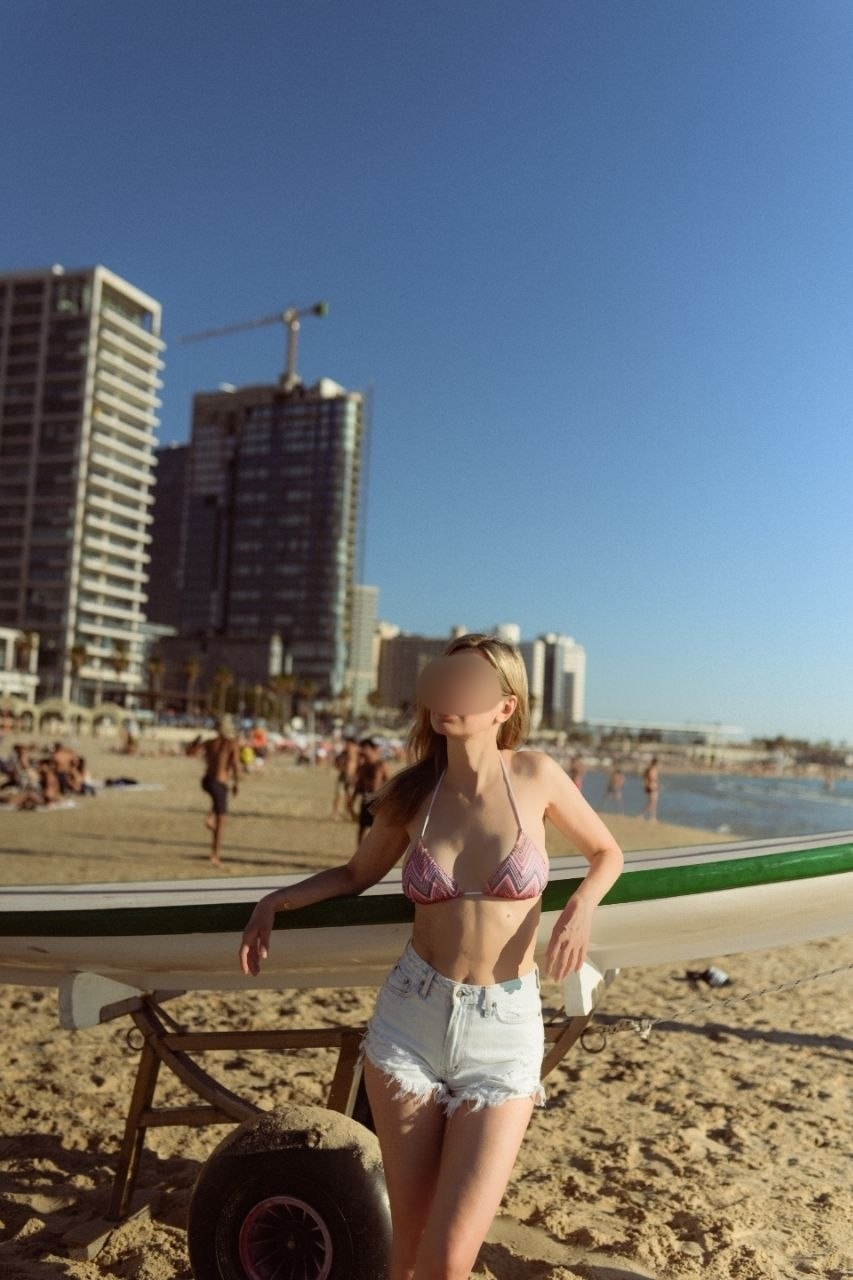 קרוליינה – בתל אביב – בת 32 בחורה מפנקת כוסית על